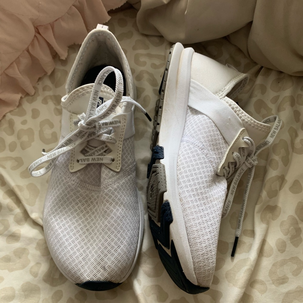 WHITE NEW BALANCE SHOES